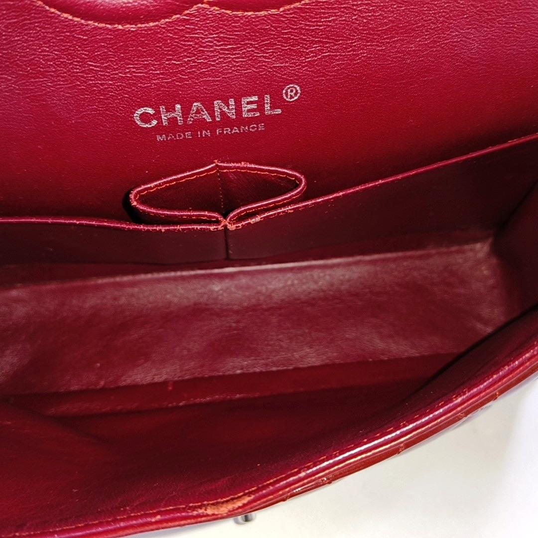 Chanel Classic Flap Medium in pelle verniciata rossa con finiture in argento in vendita 2