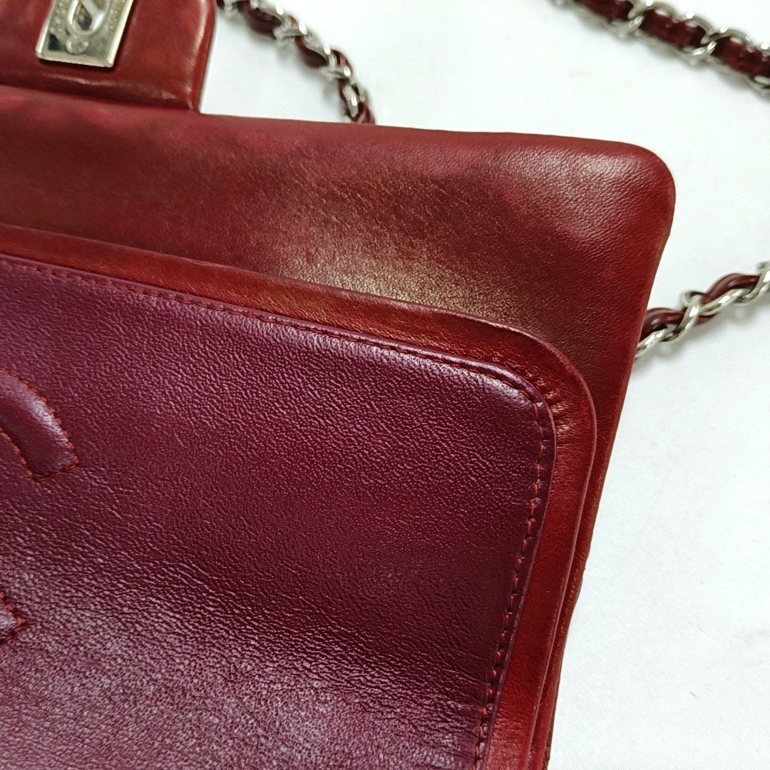 Chanel Classic Flap Medium in pelle verniciata rossa con finiture in argento in vendita 3