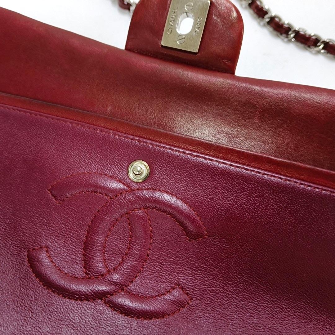 Chanel Classic Flap Medium in pelle verniciata rossa con finiture in argento in vendita 4