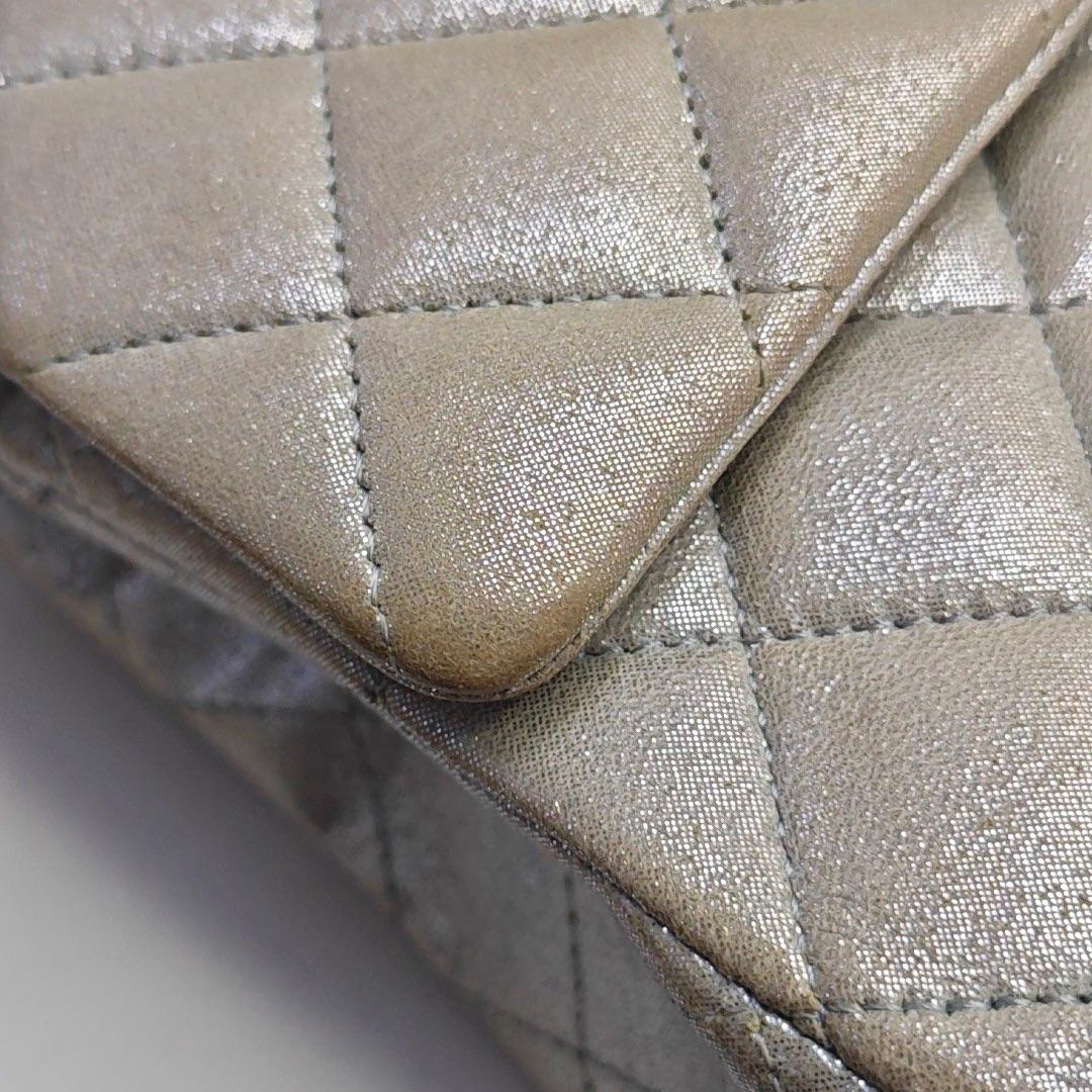 Chanel Classic Flap Medium Argento Poroso Pelle di Vitello Invecchiata Hardware Oro in vendita 5