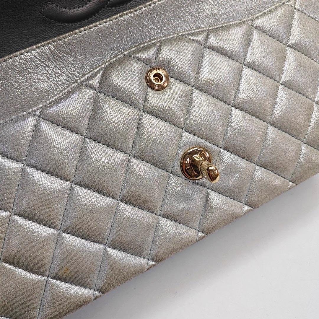 Chanel Classic Flap Medium Argento Poroso Pelle di Vitello Invecchiata Hardware Oro in vendita 6