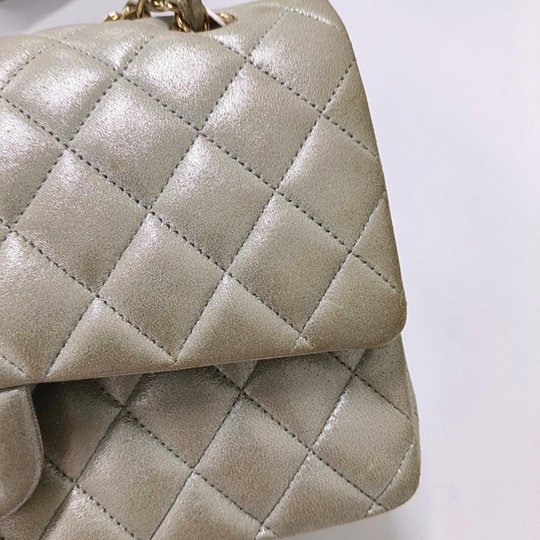 Chanel Classic Flap Medium Argento Poroso Pelle di Vitello Invecchiata Hardware Oro in vendita 7