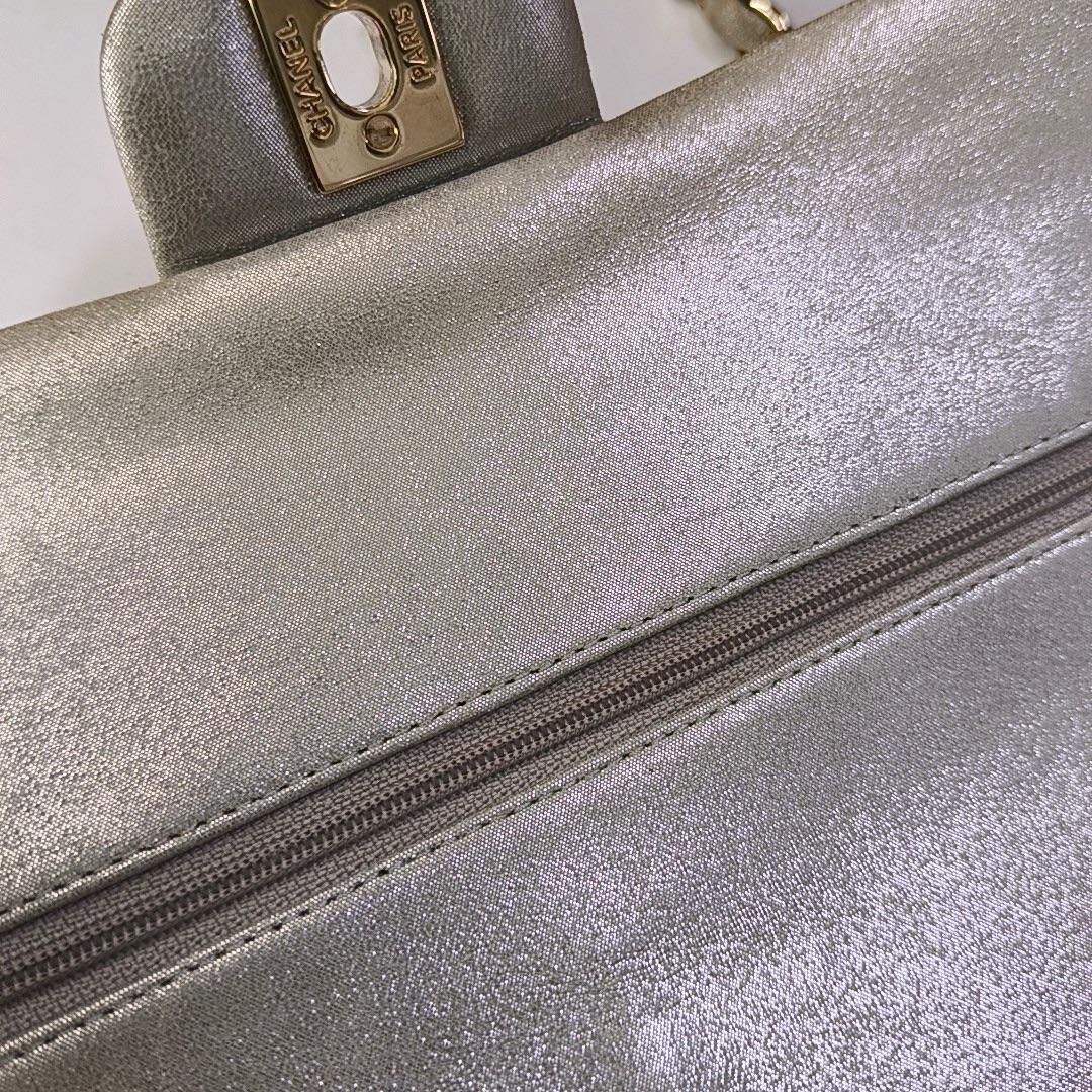 Chanel Classic Flap Medium Argento Poroso Pelle di Vitello Invecchiata Hardware Oro in vendita 8