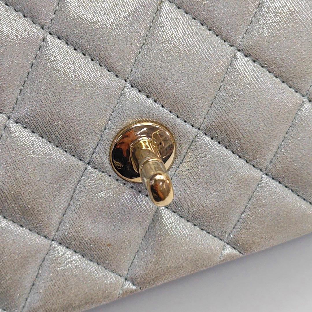 Chanel Classic Flap Medium Argento Poroso Pelle di Vitello Invecchiata Hardware Oro in vendita 9