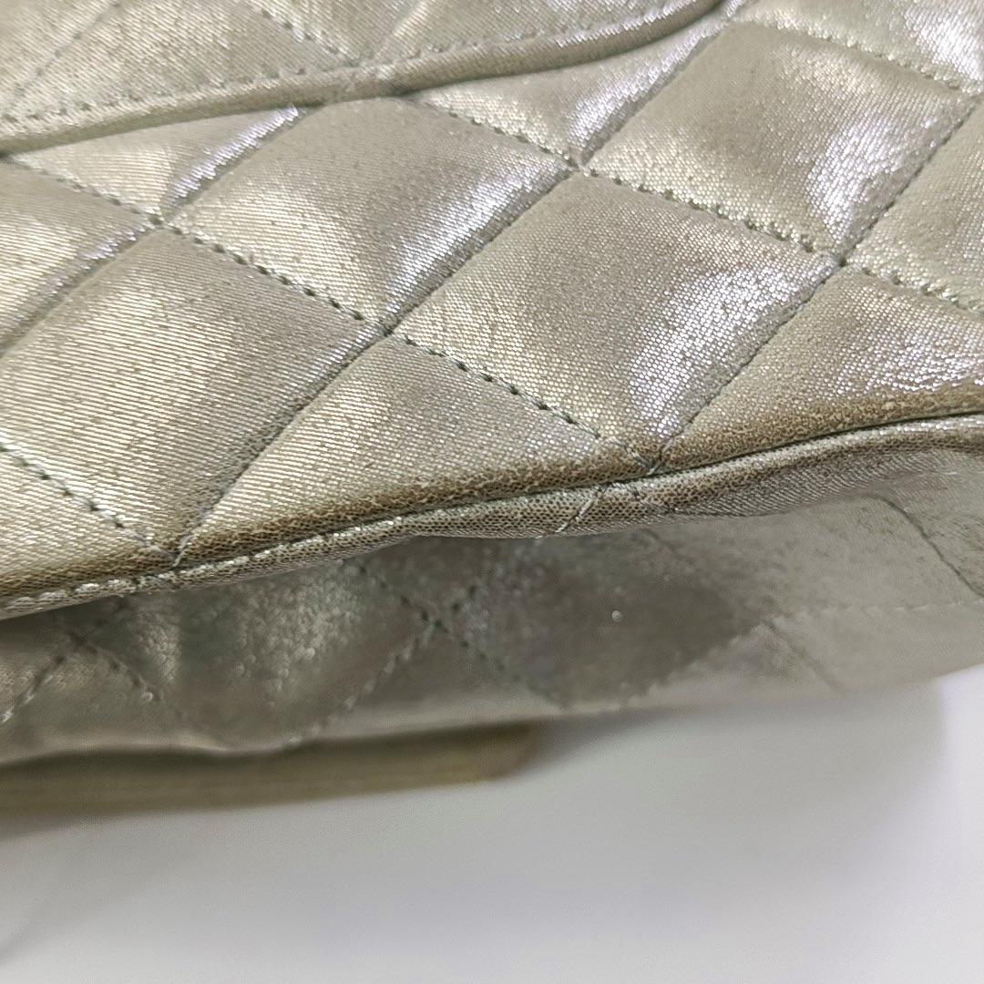 Chanel Classic Flap Medium Argento Poroso Pelle di Vitello Invecchiata Hardware Oro in vendita 10