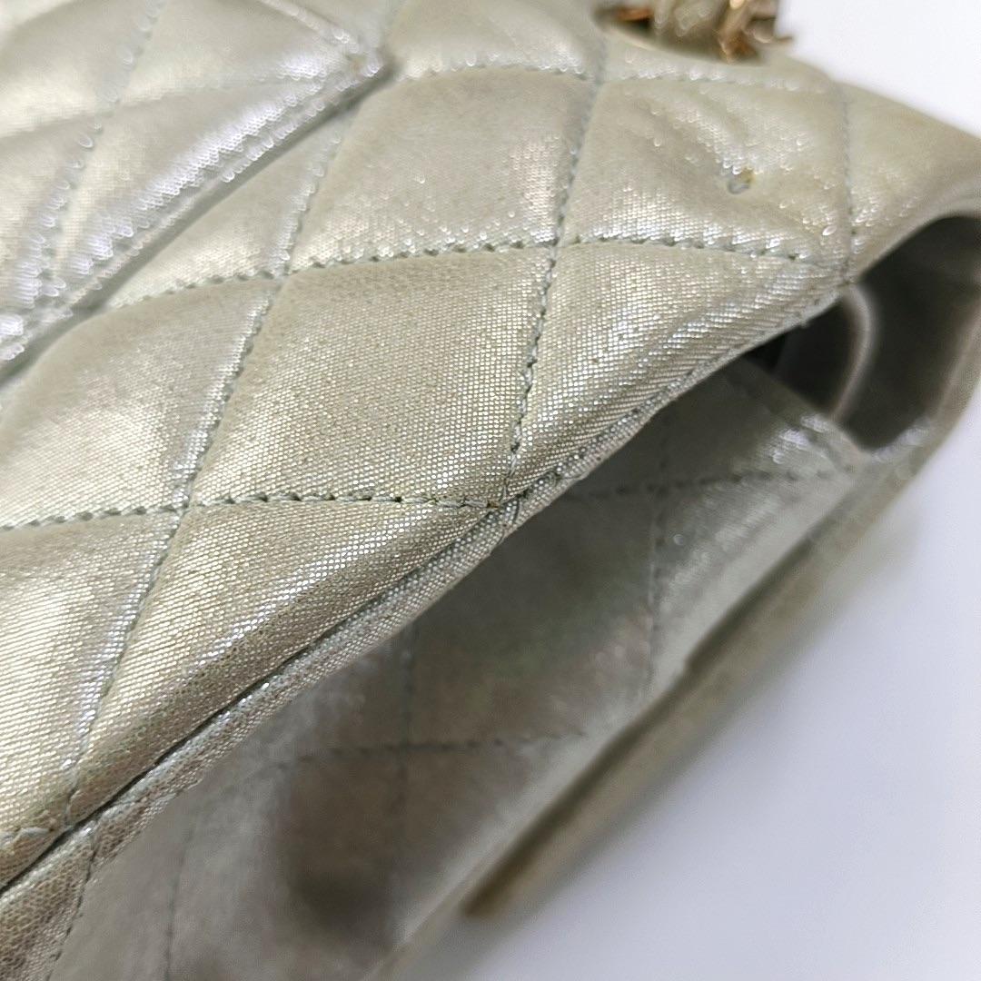 Chanel Classic Flap Medium Argento Poroso Pelle di Vitello Invecchiata Hardware Oro in vendita 11