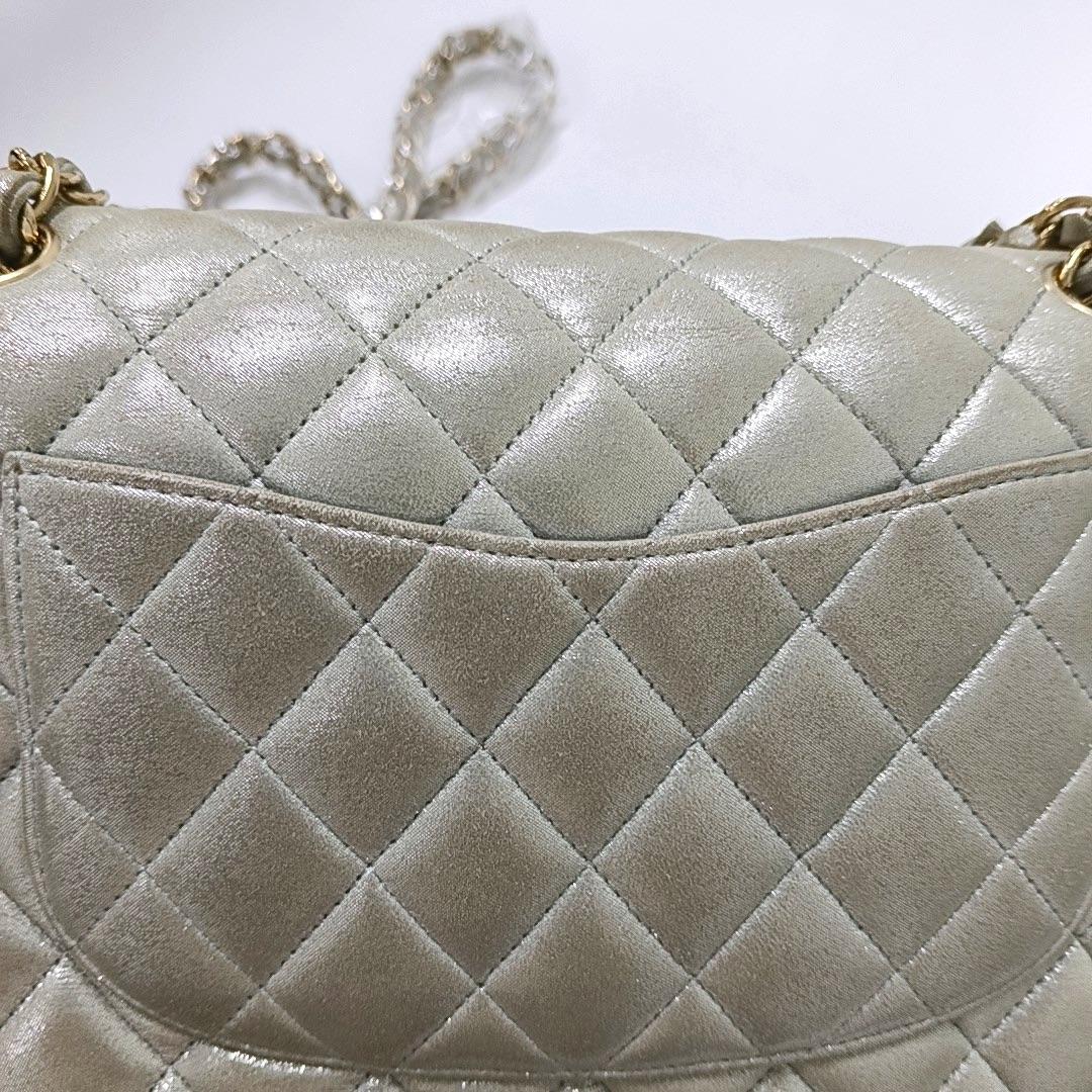 Chanel Classic Flap Medium Argento Poroso Pelle di Vitello Invecchiata Hardware Oro in vendita 12