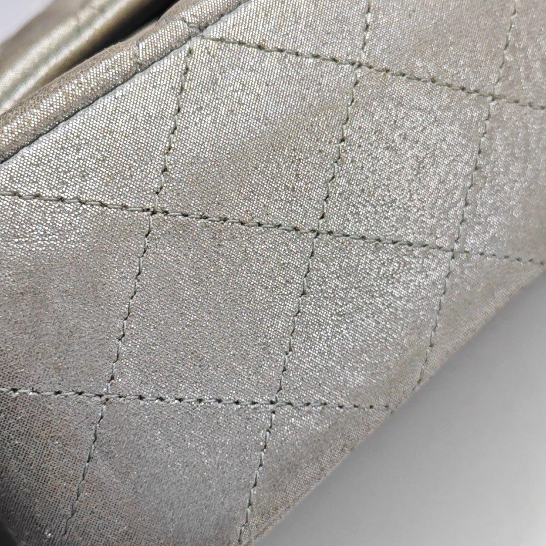 Chanel Classic Flap Medium Argento Poroso Pelle di Vitello Invecchiata Hardware Oro in vendita 13