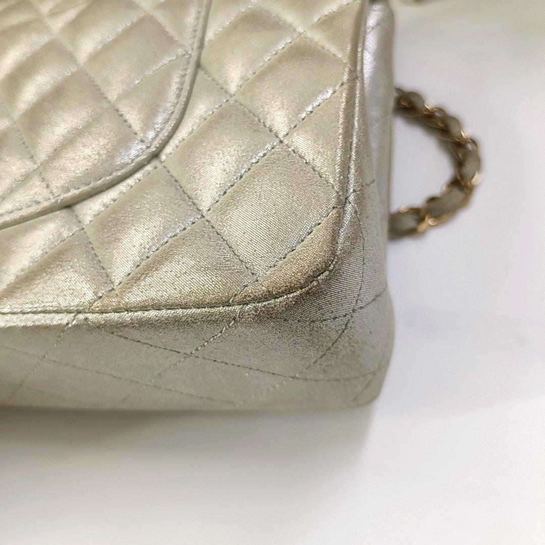 Chanel Classic Flap Medium Argento Poroso Pelle di Vitello Invecchiata Hardware Oro in vendita 14