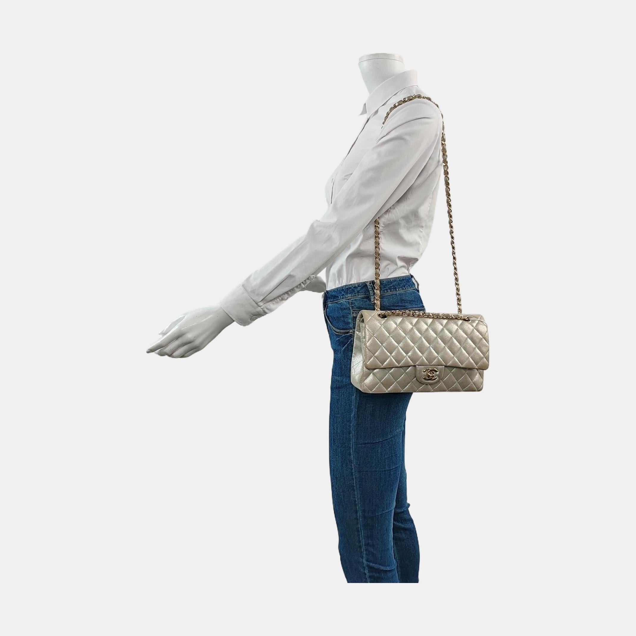 CONDIZIONI: DISCRETE

Questa autentica borsa Chanel è in discrete condizioni con significativi segni d'uso. Graffi leggeri intorno all'hardware, graffi all'interno. Graffi intorno agli angoli, ai bordi della patta e al cinturino. Macchie evidenti su