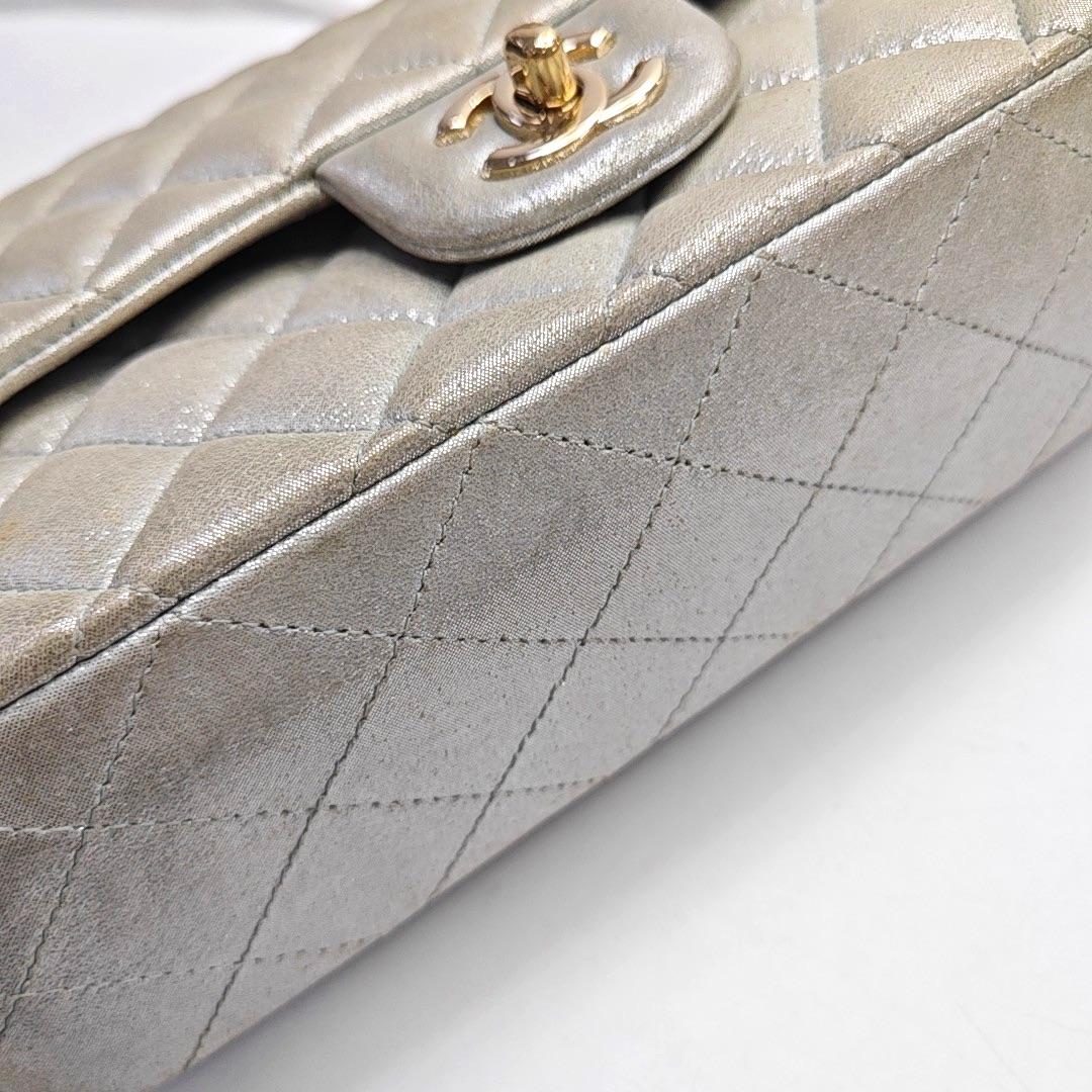 Chanel Classic Flap Medium Argento Poroso Pelle di Vitello Invecchiata Hardware Oro in vendita 15