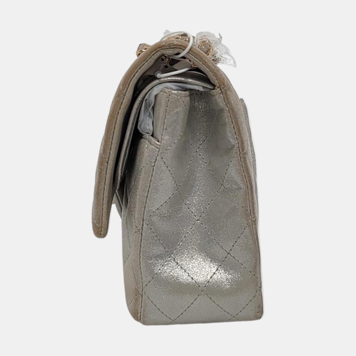 Grigio Chanel Classic Flap Medium Argento Poroso Pelle di Vitello Invecchiata Hardware Oro in vendita