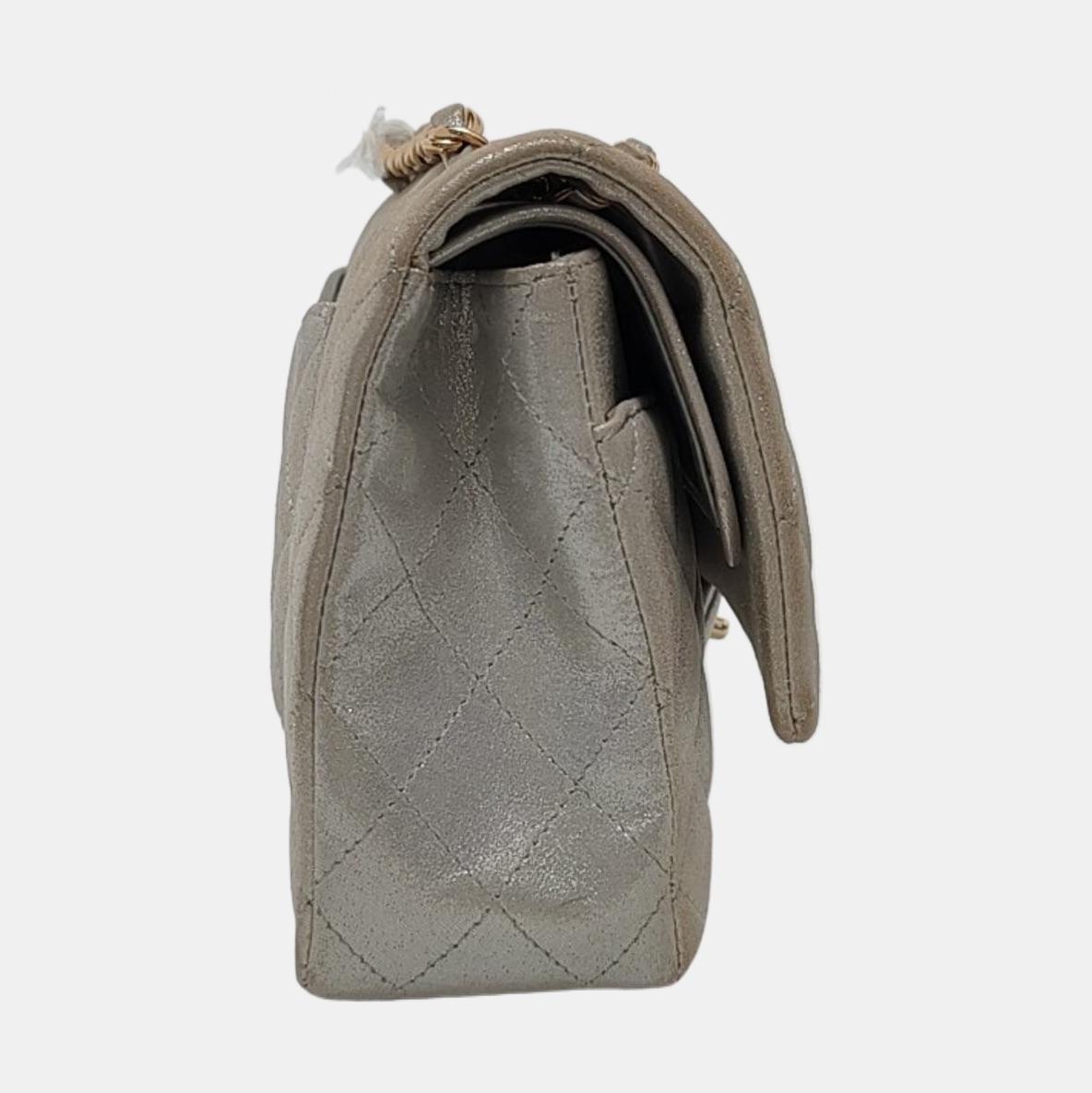 Chanel Classic Flap Medium Argento Poroso Pelle di Vitello Invecchiata Hardware Oro In condizioni discrete in vendita a AUBERVILLIERS, FR