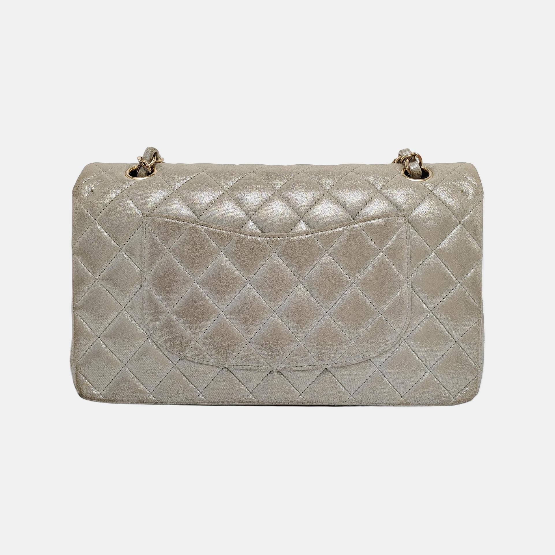 Donna Chanel Classic Flap Medium Argento Poroso Pelle di Vitello Invecchiata Hardware Oro in vendita