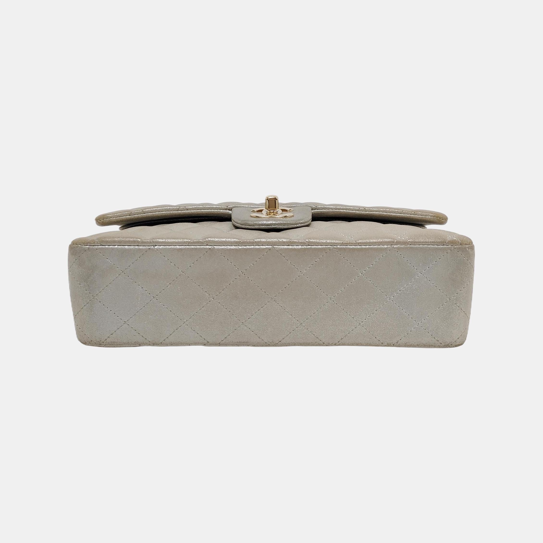 Chanel Classic Flap Medium Argento Poroso Pelle di Vitello Invecchiata Hardware Oro in vendita 1
