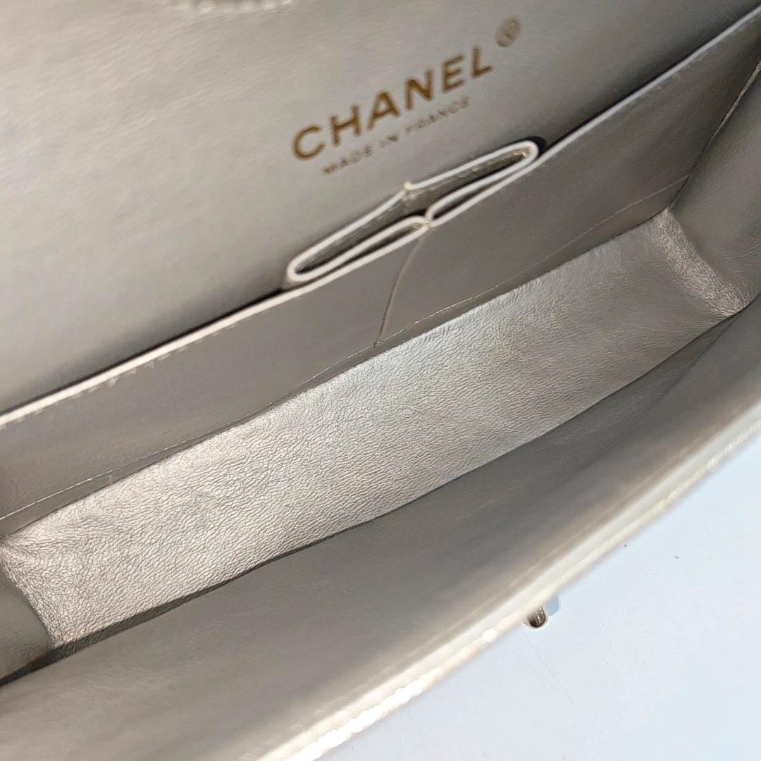Chanel Classic Flap Medium Argento Poroso Pelle di Vitello Invecchiata Hardware Oro in vendita 2