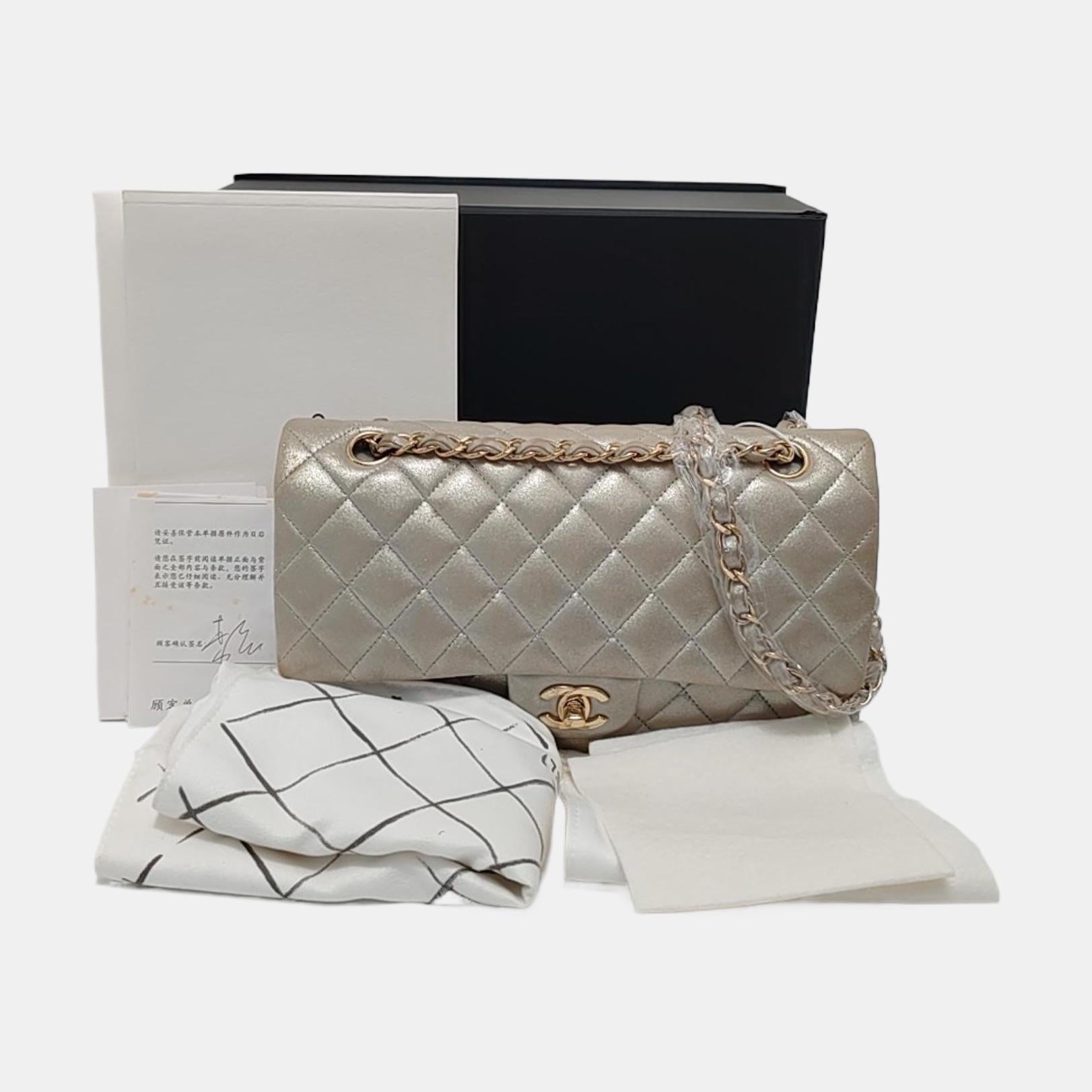 Chanel Classic Flap Medium Argento Poroso Pelle di Vitello Invecchiata Hardware Oro in vendita 3
