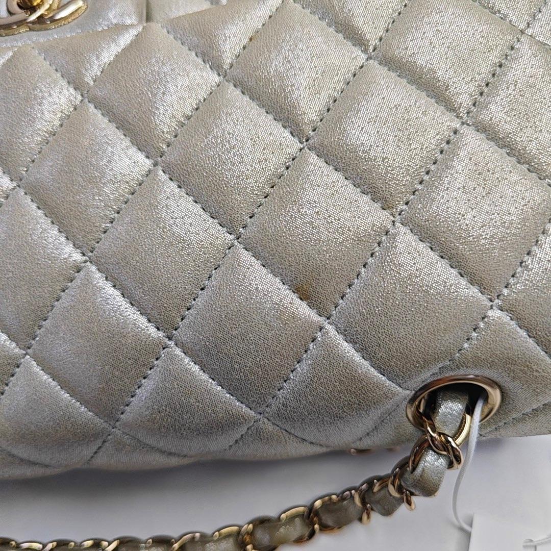 Chanel Classic Flap Medium Silver Porous Aged Calfskin Leder Gold Hardware im Angebot 4