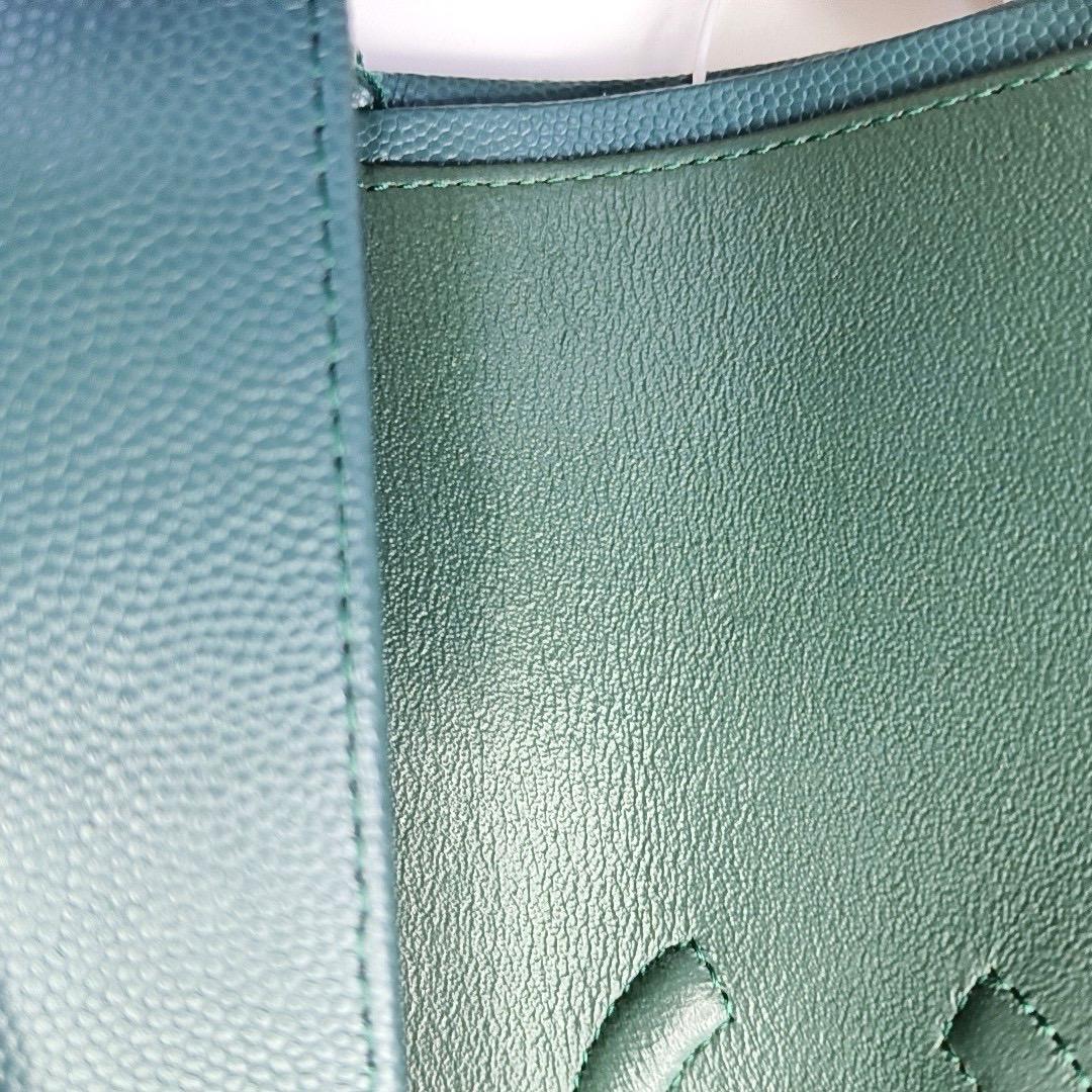 Chanel Classic Flap Medium in pelle di caviale verde acqua con finiture in argento in vendita 5