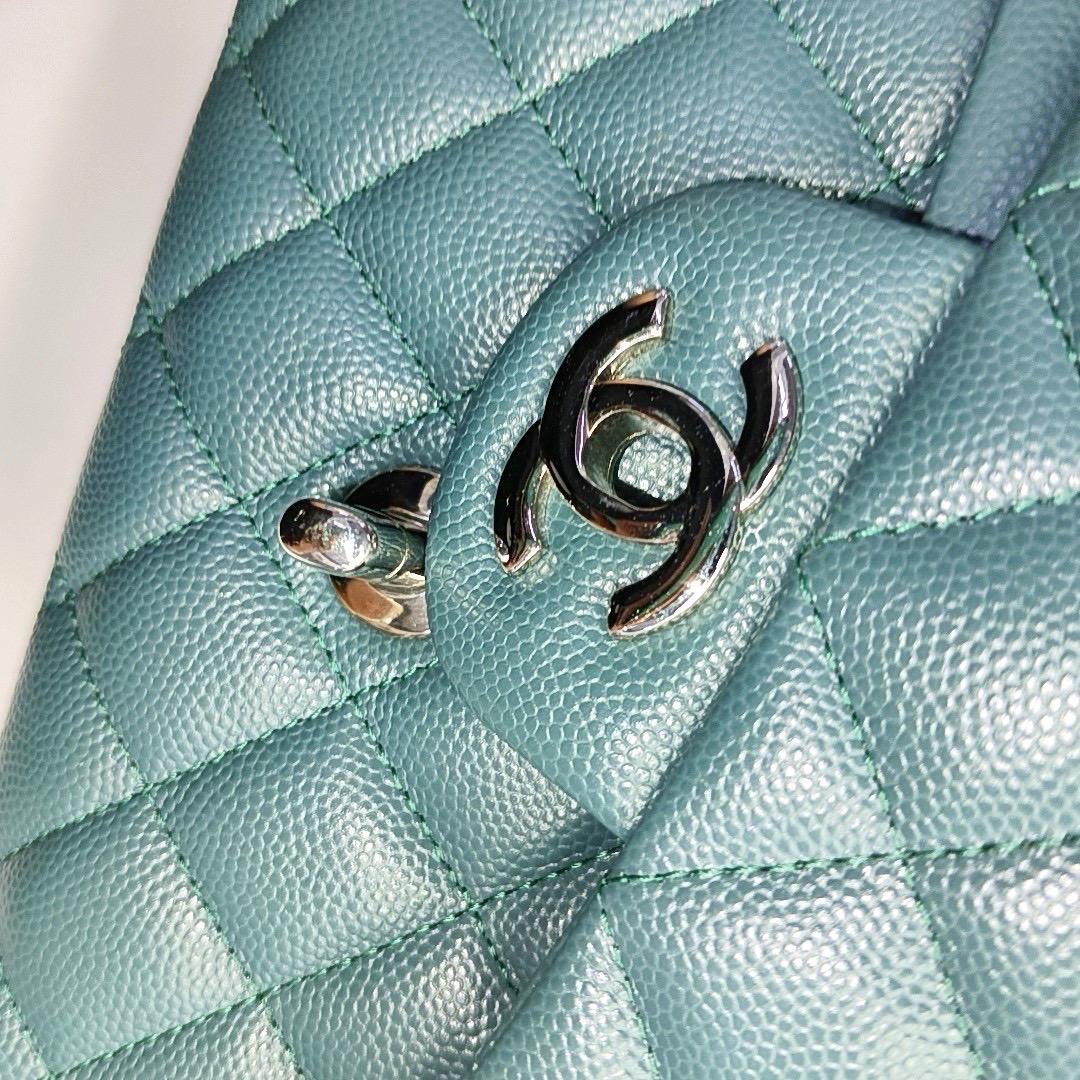Chanel Classic Flap Medium in pelle di caviale verde acqua con finiture in argento in vendita 6
