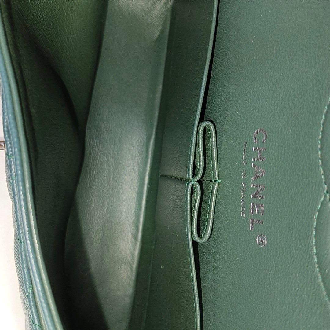 Chanel Classic Flap Medium in pelle di caviale verde acqua con finiture in argento in vendita 7