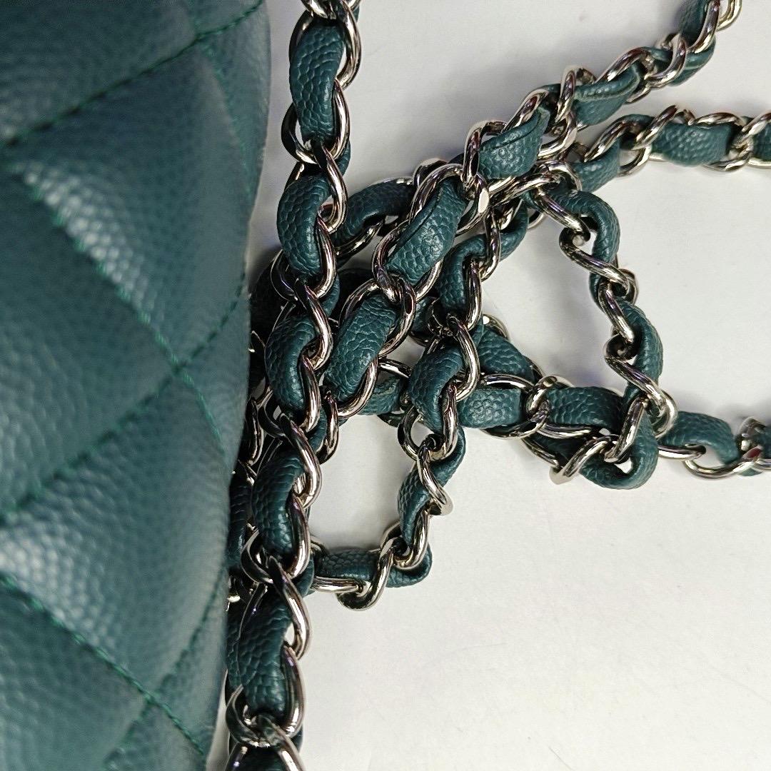 Chanel Classic Flap Medium in pelle di caviale verde acqua con finiture in argento in vendita 9