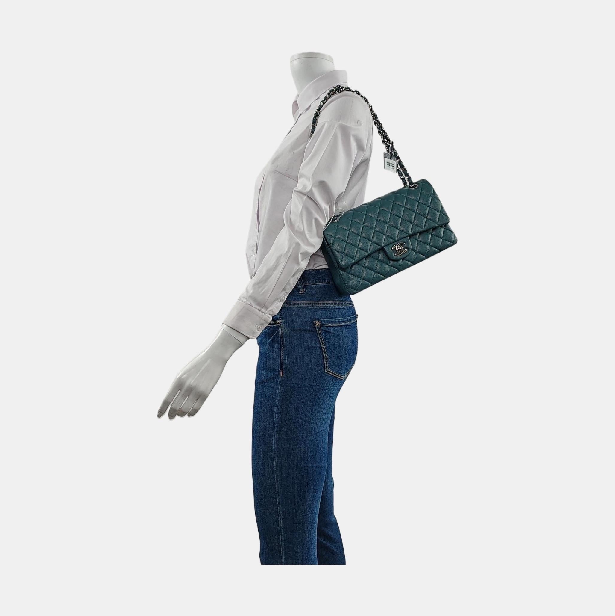 CONDIZIONE: ECCELLENTE

Questa autentica borsa Chanel è in rare e ottime condizioni. La pelle presenta alcune linee di piega nel punto in cui il lembo è piegato e il motivo a grana grossa intorno agli angoli si è un po' attenuato a causa dell'uso.