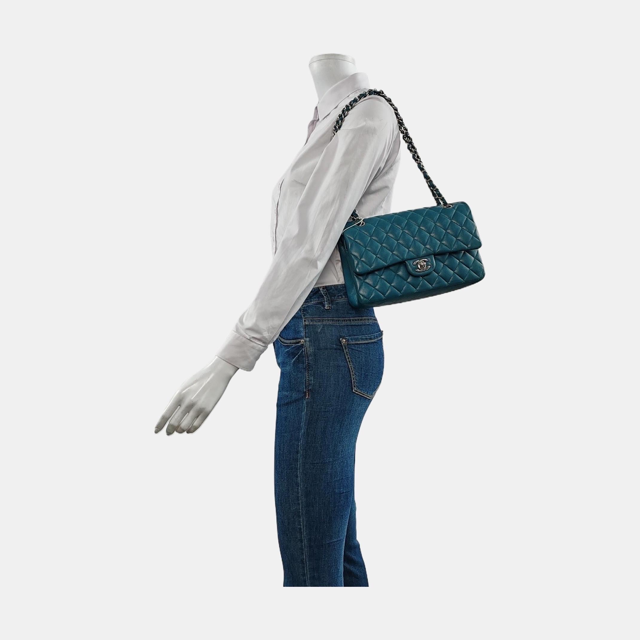 ÉTAT : EXCELLENT

Ce sac authentique de Chanel est en très bon état. Le cuir présente quelques plis à l'endroit où le rabat est plié, et les motifs granuleux autour des coins se sont un peu aplanis à l'usage. Rayures sur la quincaillerie et le cuir
