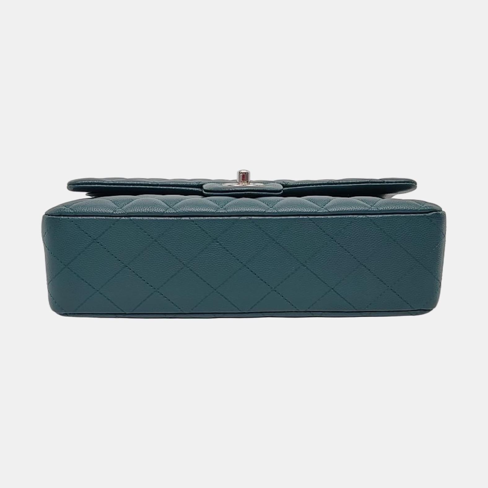 Donna Chanel Classic Flap Medium in pelle di caviale verde acqua con finiture in argento in vendita