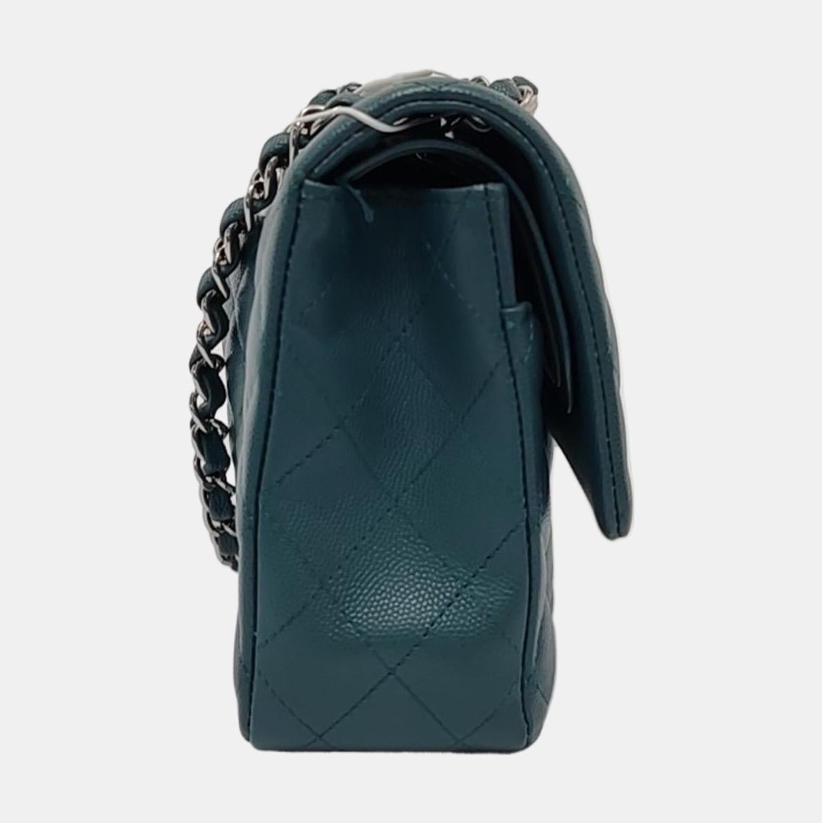 Chanel Classic Flap Medium in pelle di caviale verde acqua con finiture in argento in vendita 1