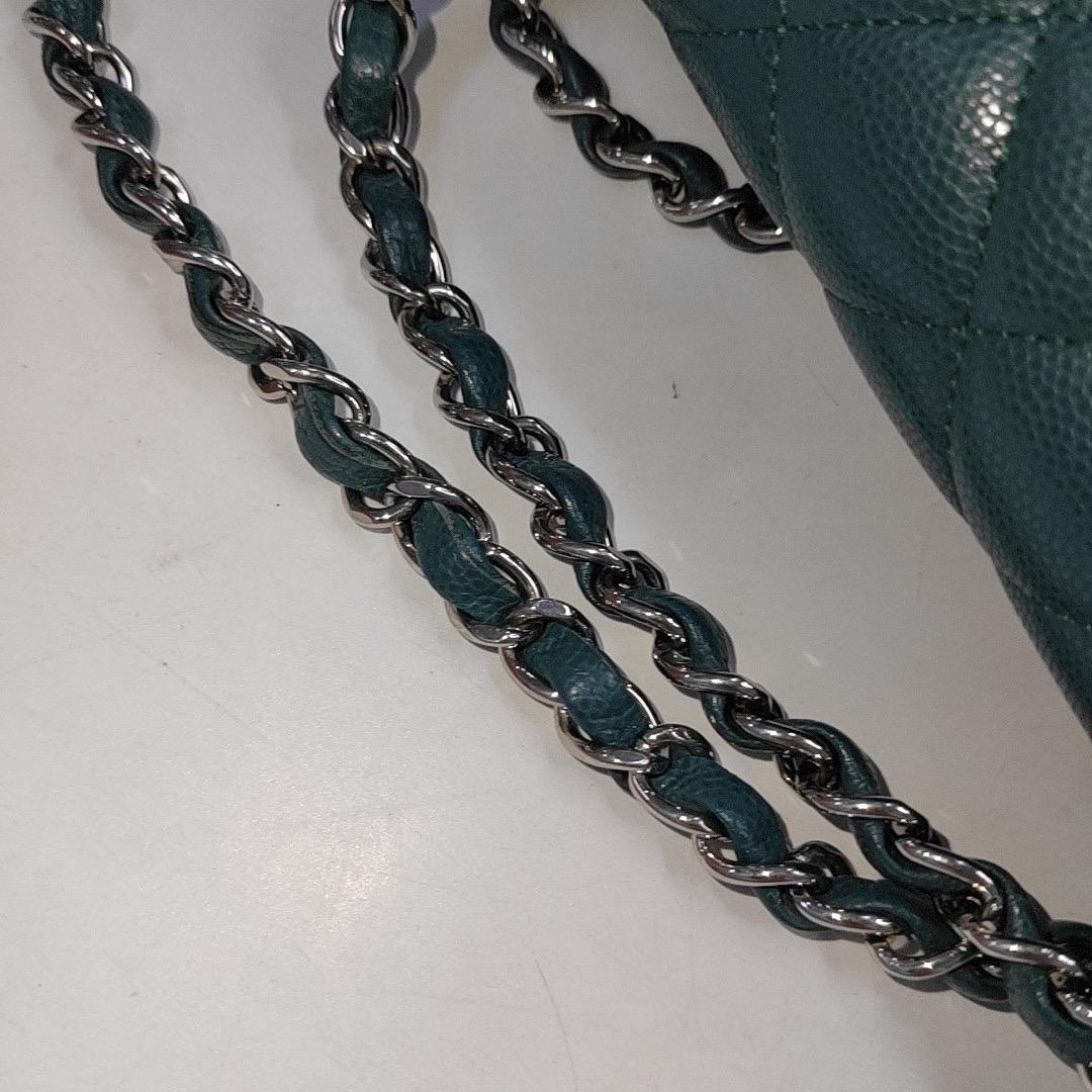 Chanel Classic Flap Medium in pelle di caviale verde acqua con finiture in argento in vendita 4