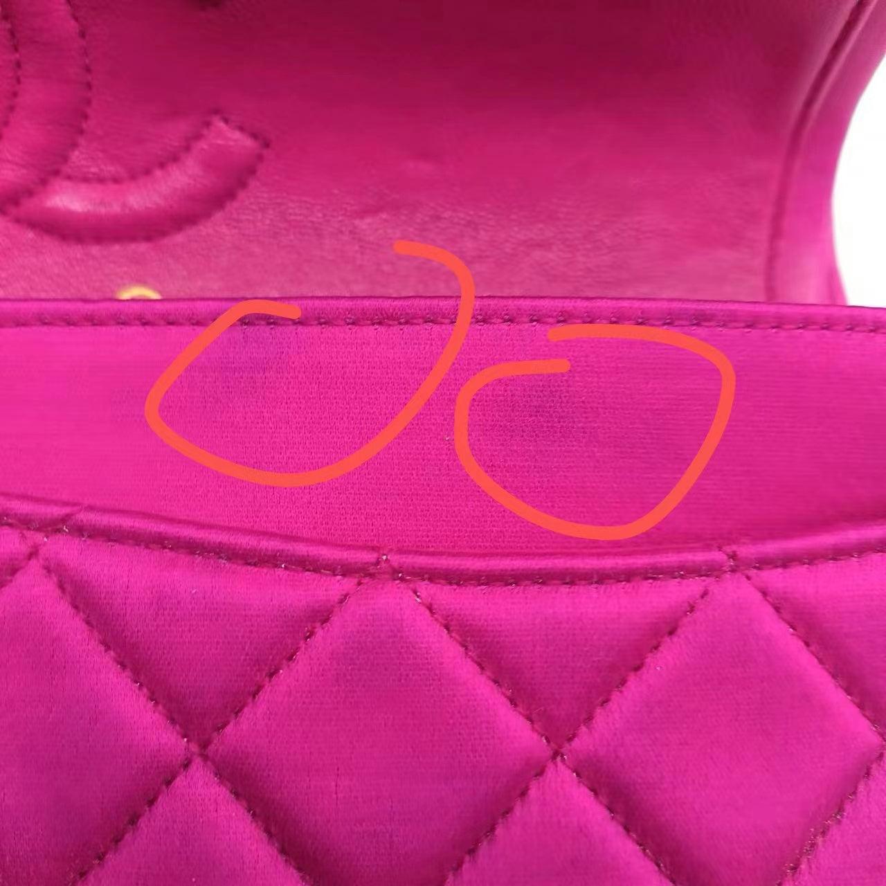 Chanel Classic Flap Satén de Seda Rosa Vintage Mediano con Herrajes Chapados en Oro de 24k 5