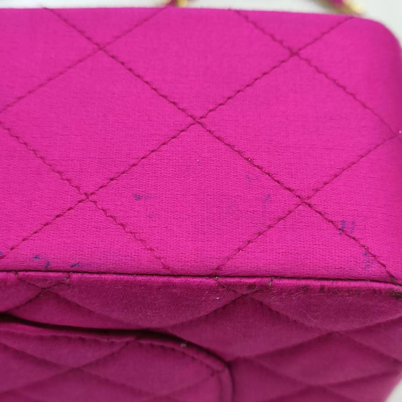 Chanel Classic Flap Satén de Seda Rosa Vintage Mediano con Herrajes Chapados en Oro de 24k 6