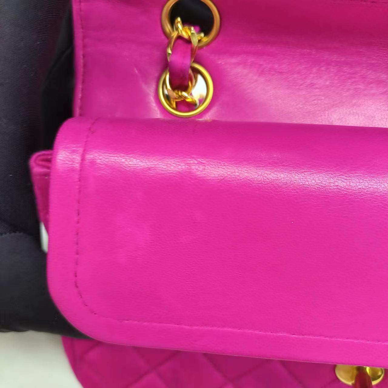 Chanel Classic Flap Satén de Seda Rosa Vintage Mediano con Herrajes Chapados en Oro de 24k 7