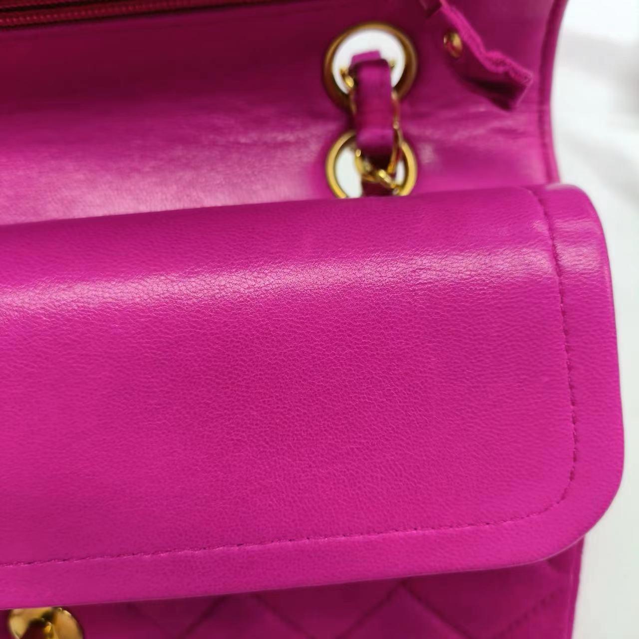 Chanel Classic Flap Satén de Seda Rosa Vintage Mediano con Herrajes Chapados en Oro de 24k 8
