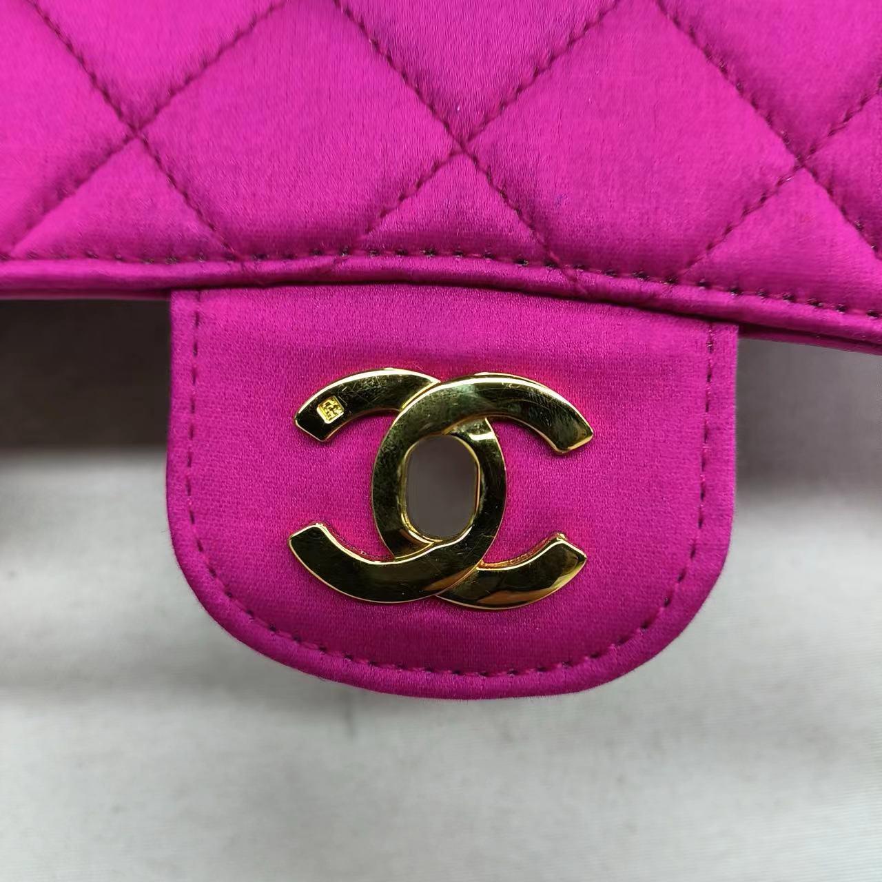 Chanel Classic Flap Satén de Seda Rosa Vintage Mediano con Herrajes Chapados en Oro de 24k 9