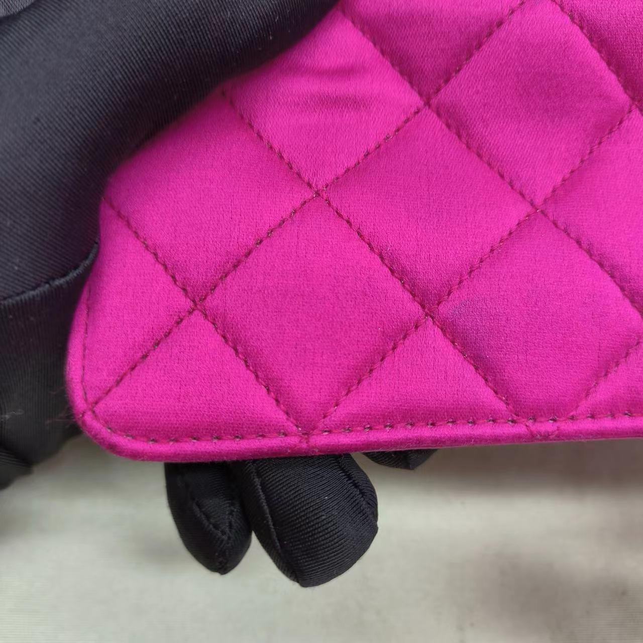 Chanel Classic Flap Satén de Seda Rosa Vintage Mediano con Herrajes Chapados en Oro de 24k 10