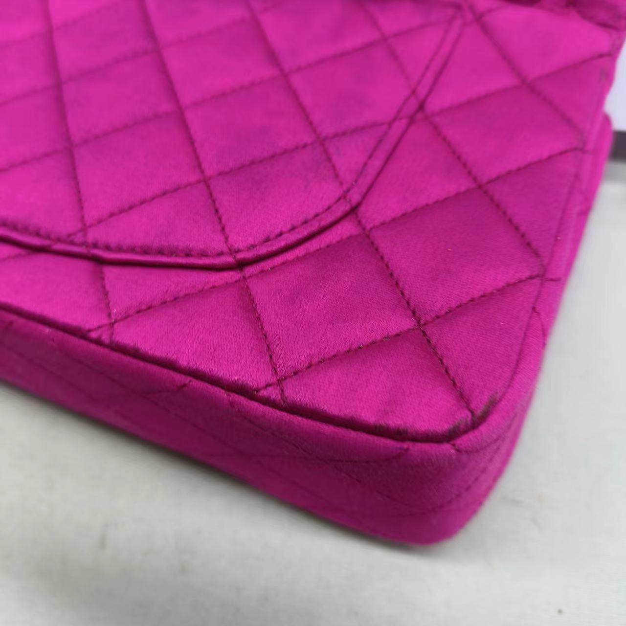 Chanel Classic Flap Satén de Seda Rosa Vintage Mediano con Herrajes Chapados en Oro de 24k 11