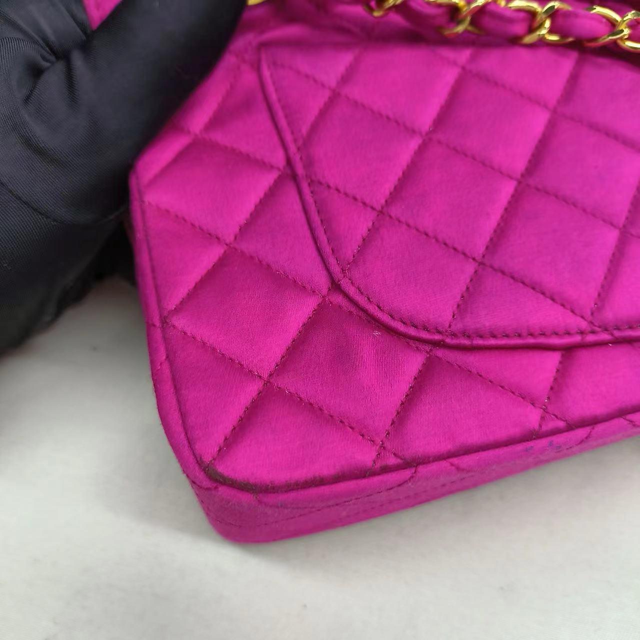 Chanel Classic Flap Satén de Seda Rosa Vintage Mediano con Herrajes Chapados en Oro de 24k 12