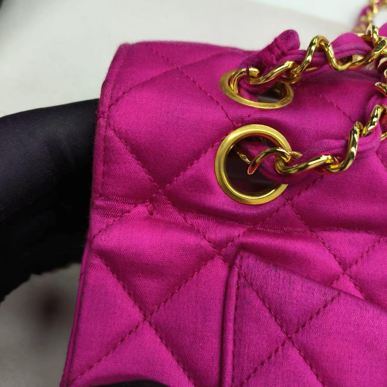 Chanel Classic Flap Satén de Seda Rosa Vintage Mediano con Herrajes Chapados en Oro de 24k 13