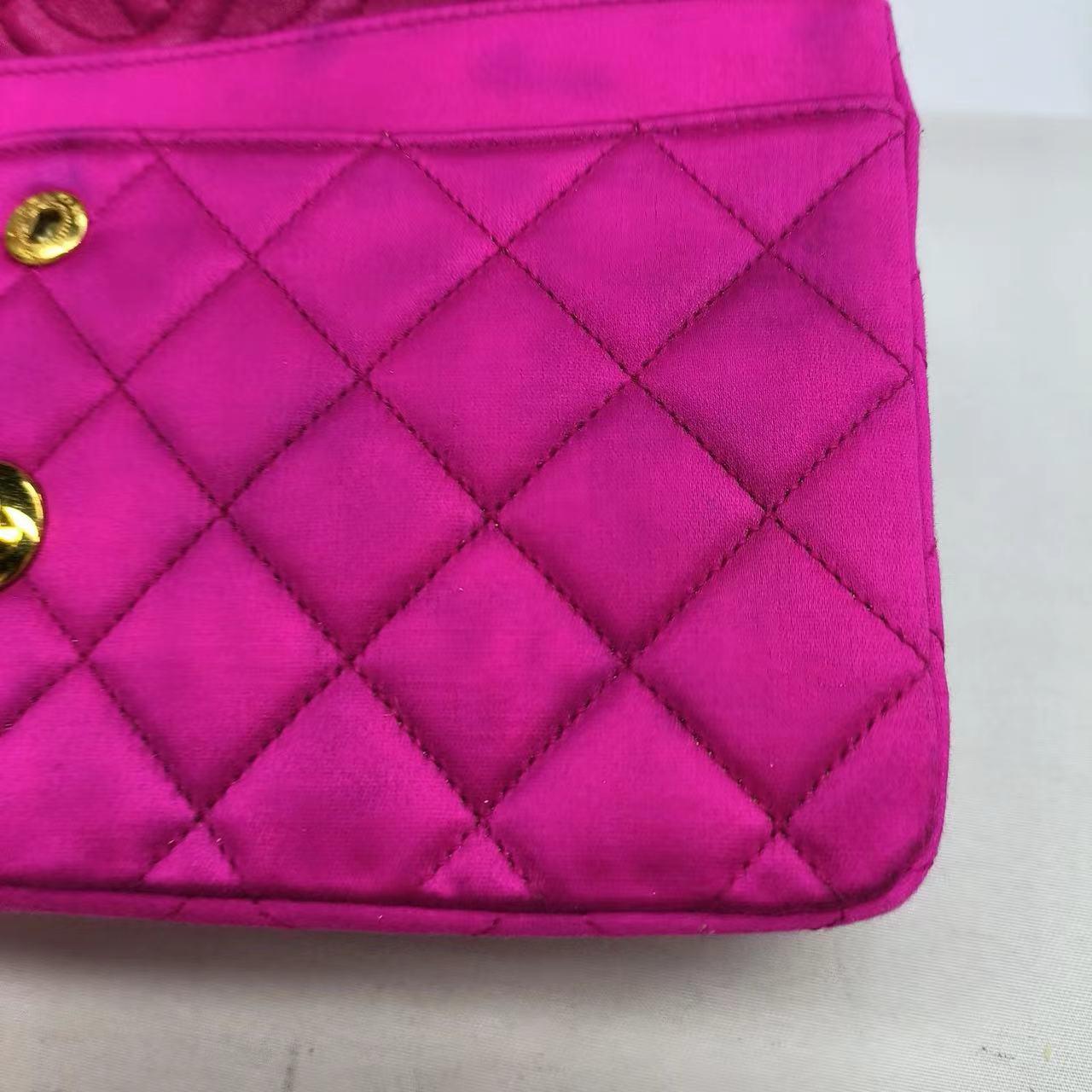 Chanel Classic Flap Satén de Seda Rosa Vintage Mediano con Herrajes Chapados en Oro de 24k 14