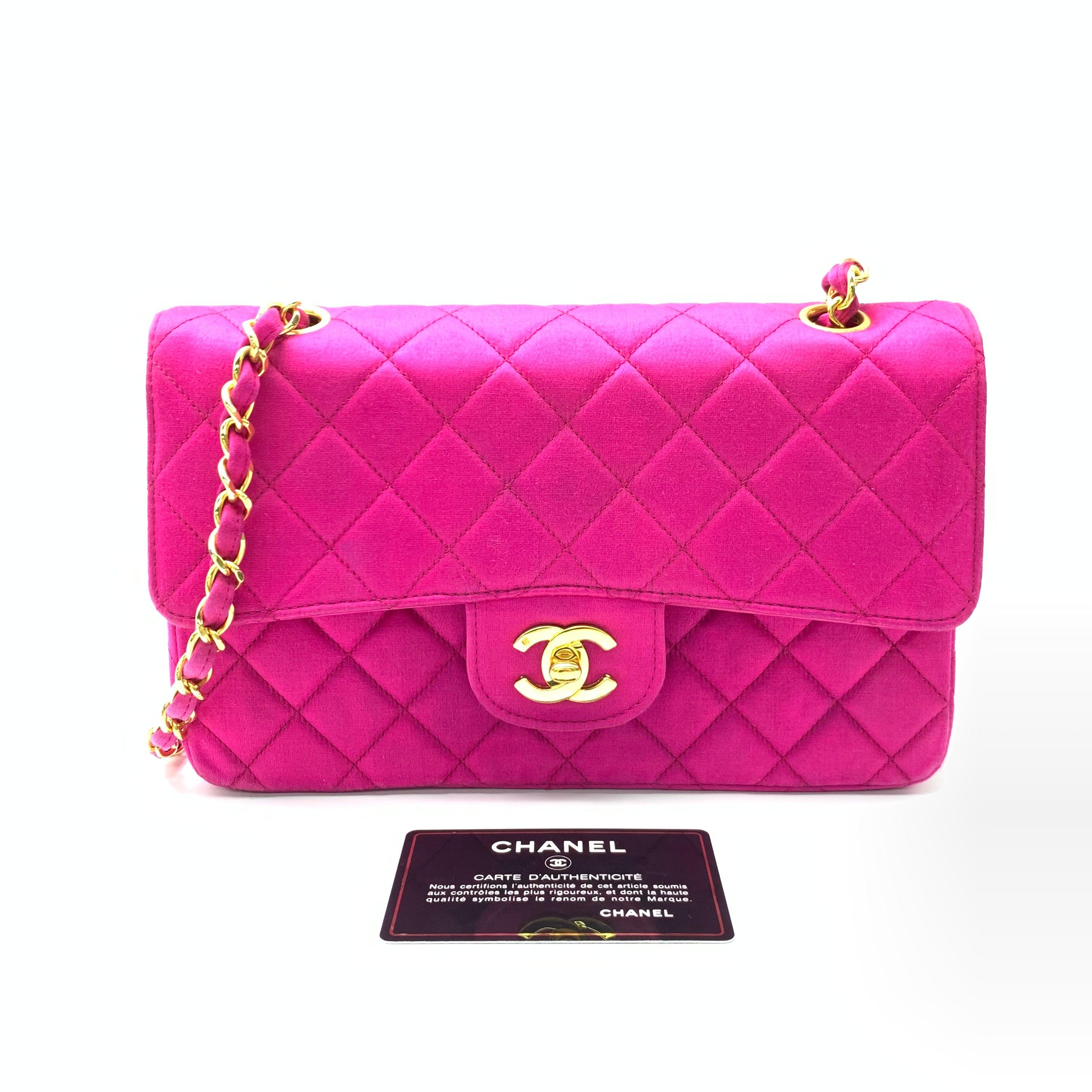 Chanel Classic Flap Satén de Seda Rosa Fucsia Vintage Mediano con Herrajes Chapados en Oro de 24k
Estas son fotos profesionales de la bolsa real.
  Este bolso Chanel Classic Flap Vintage, único en su especie, ¡seguro que llama la atención entre la