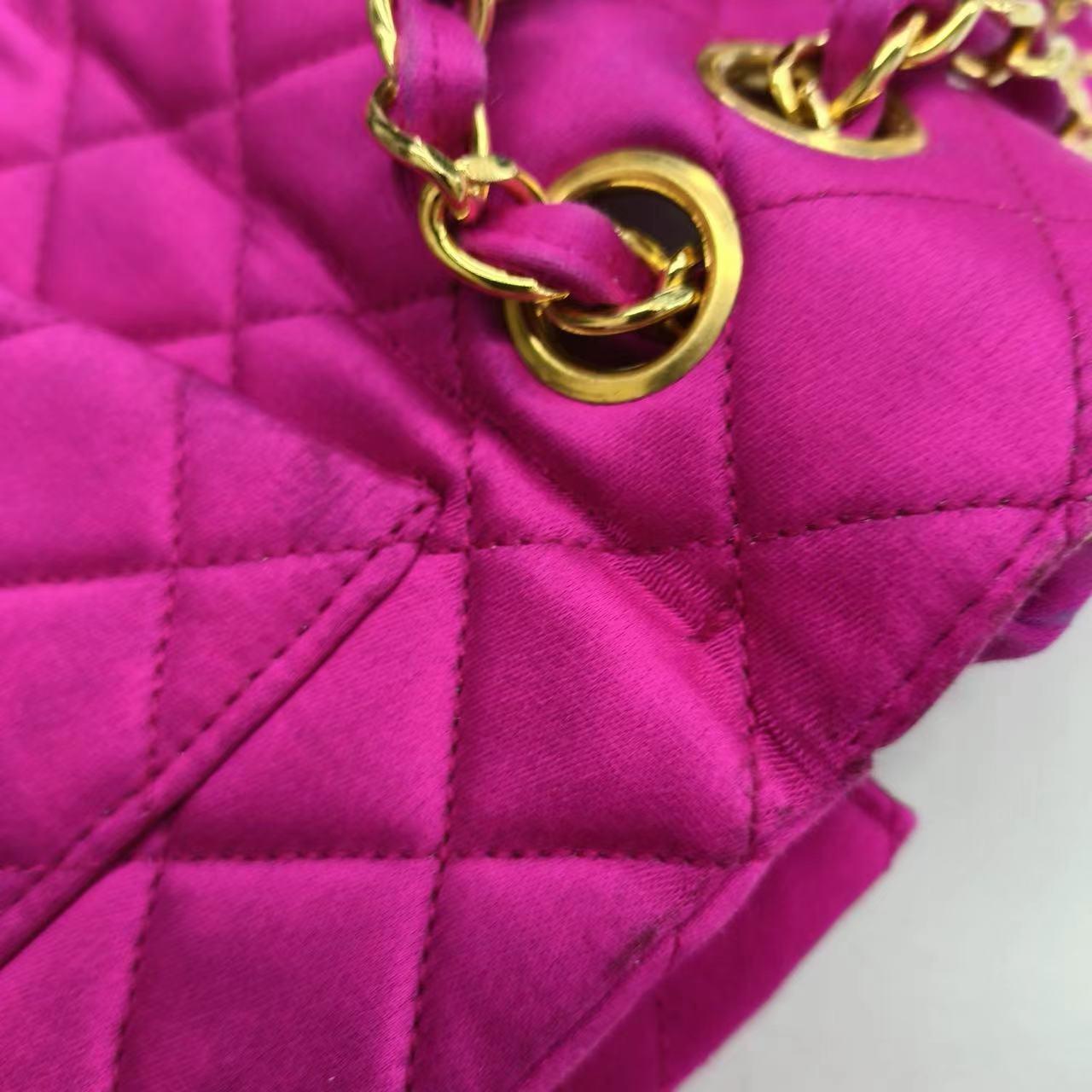 Chanel Classic Flap Satén de Seda Rosa Vintage Mediano con Herrajes Chapados en Oro de 24k 15