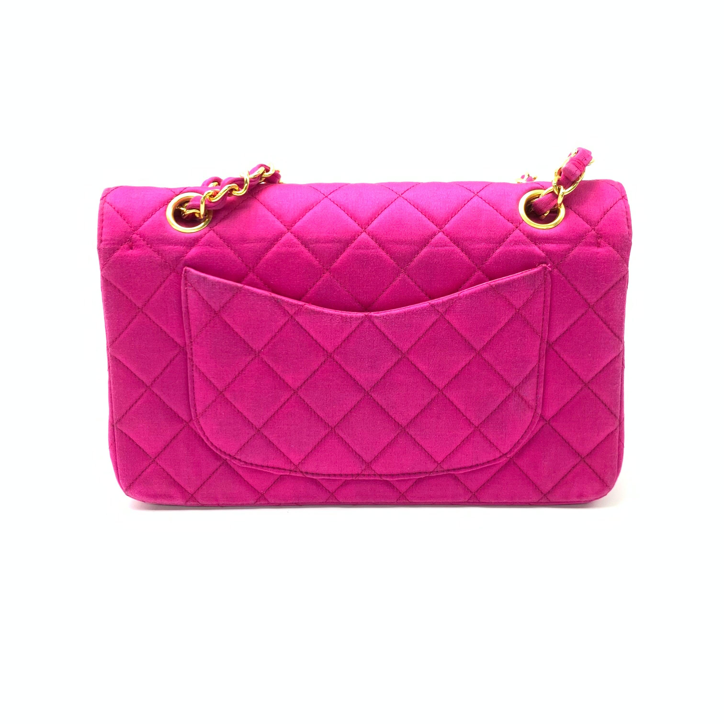 Chanel Classic Flap Satén de Seda Rosa Vintage Mediano con Herrajes Chapados en Oro de 24k Púrpura