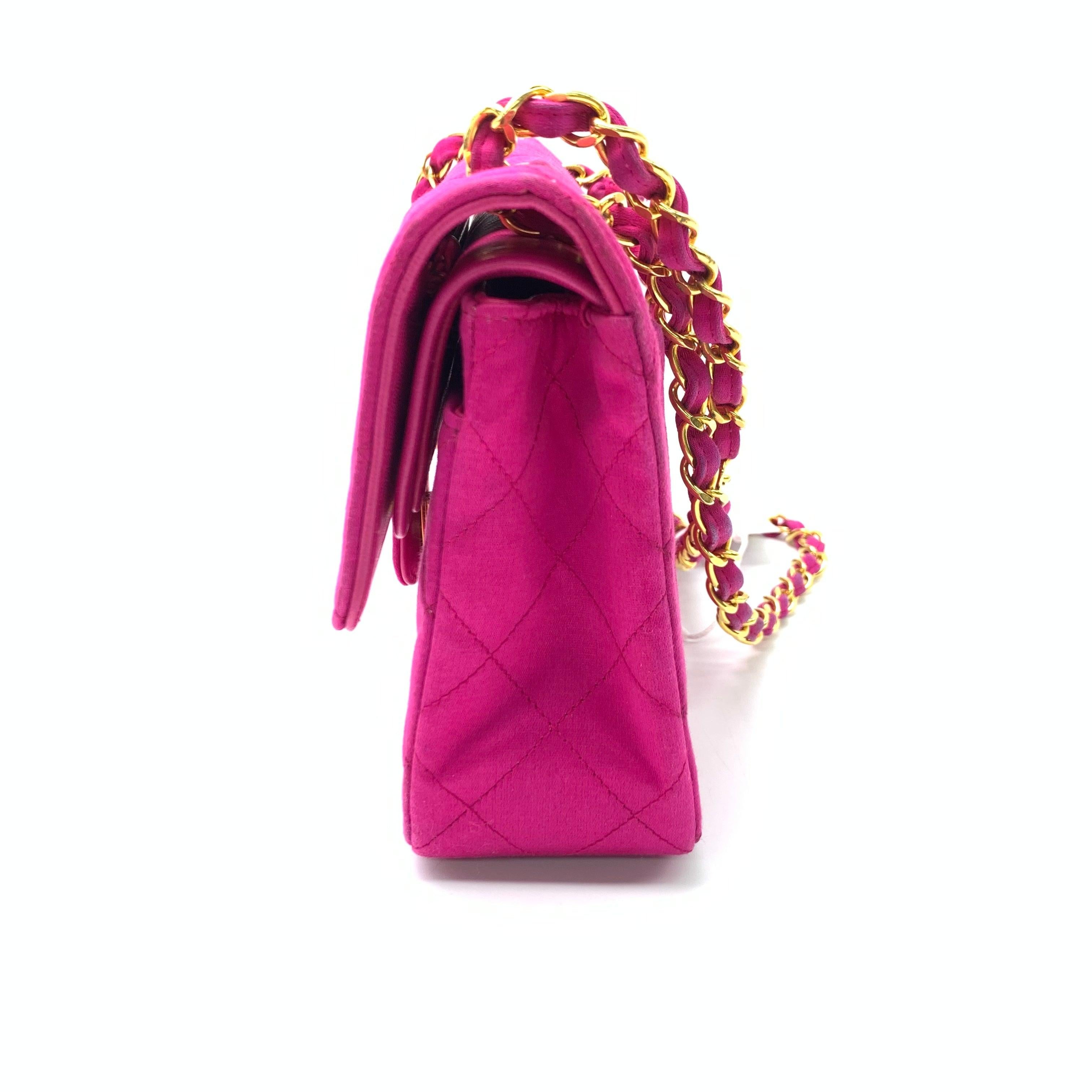 Chanel Classic Flap Satén de Seda Rosa Vintage Mediano con Herrajes Chapados en Oro de 24k en Bueno Estado en AUBERVILLIERS, FR