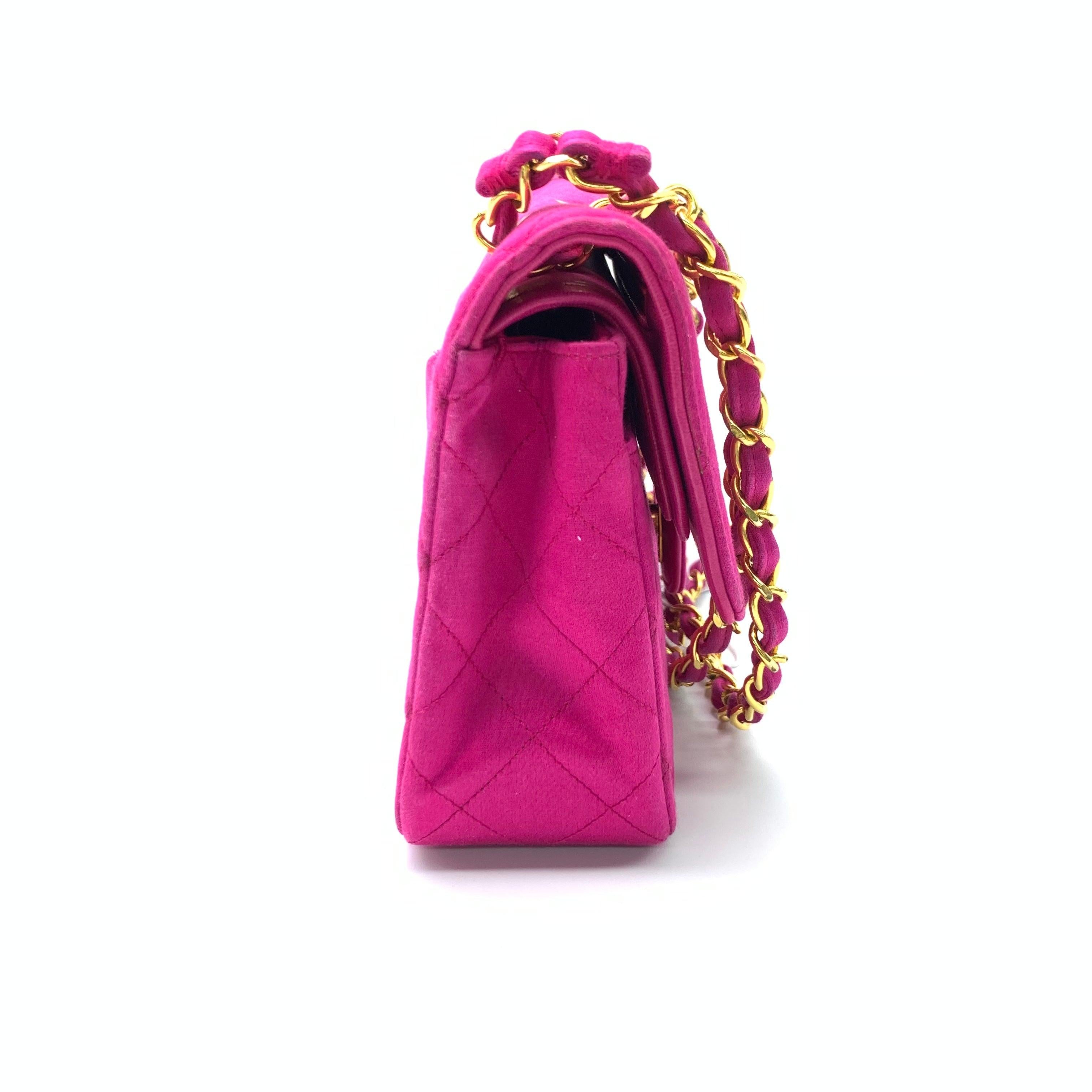 Chanel Classic Flap Satén de Seda Rosa Vintage Mediano con Herrajes Chapados en Oro de 24k 1