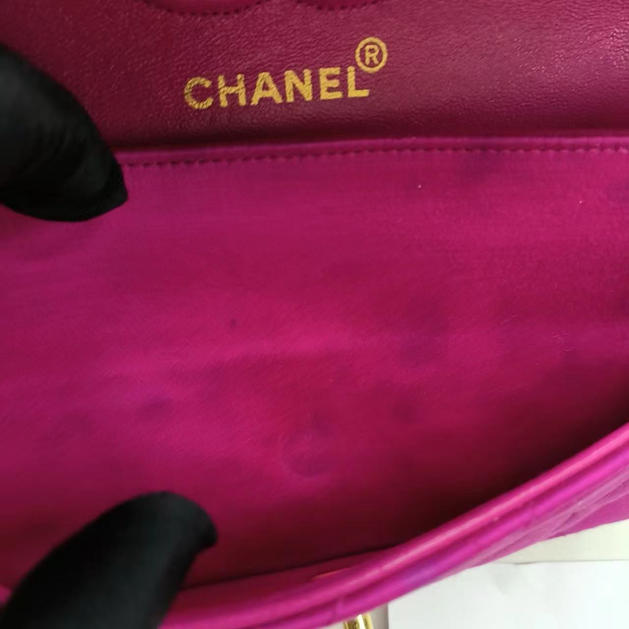 Chanel Classic Flap Satén de Seda Rosa Vintage Mediano con Herrajes Chapados en Oro de 24k 2