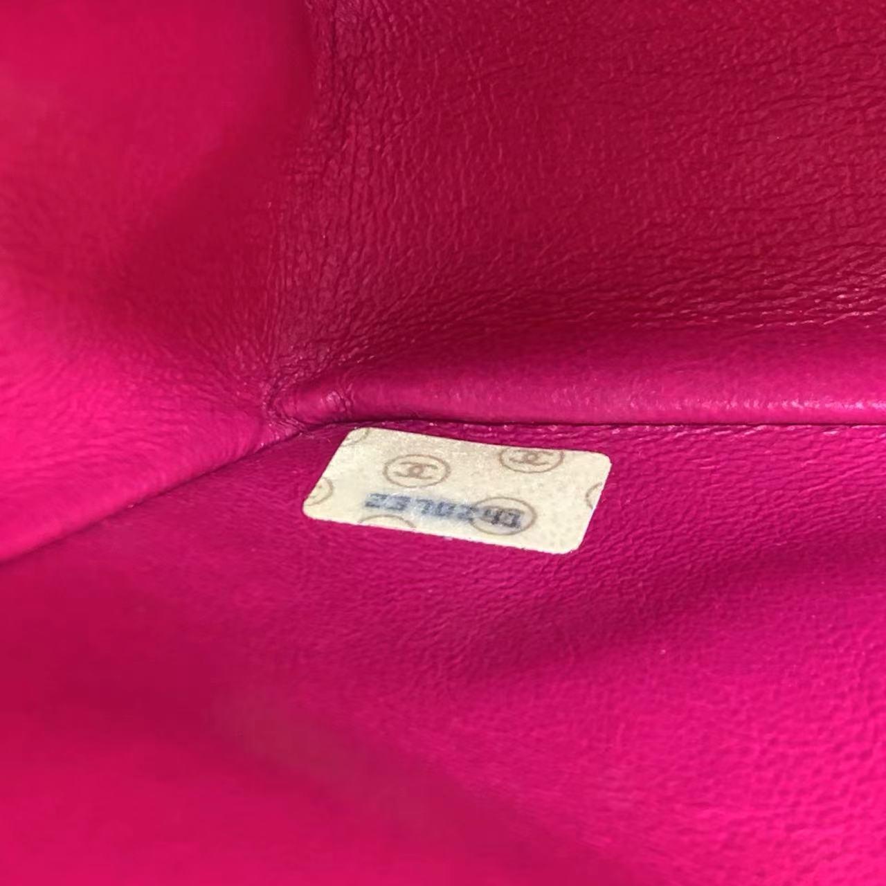 Chanel Classic Flap Satén de Seda Rosa Vintage Mediano con Herrajes Chapados en Oro de 24k 3