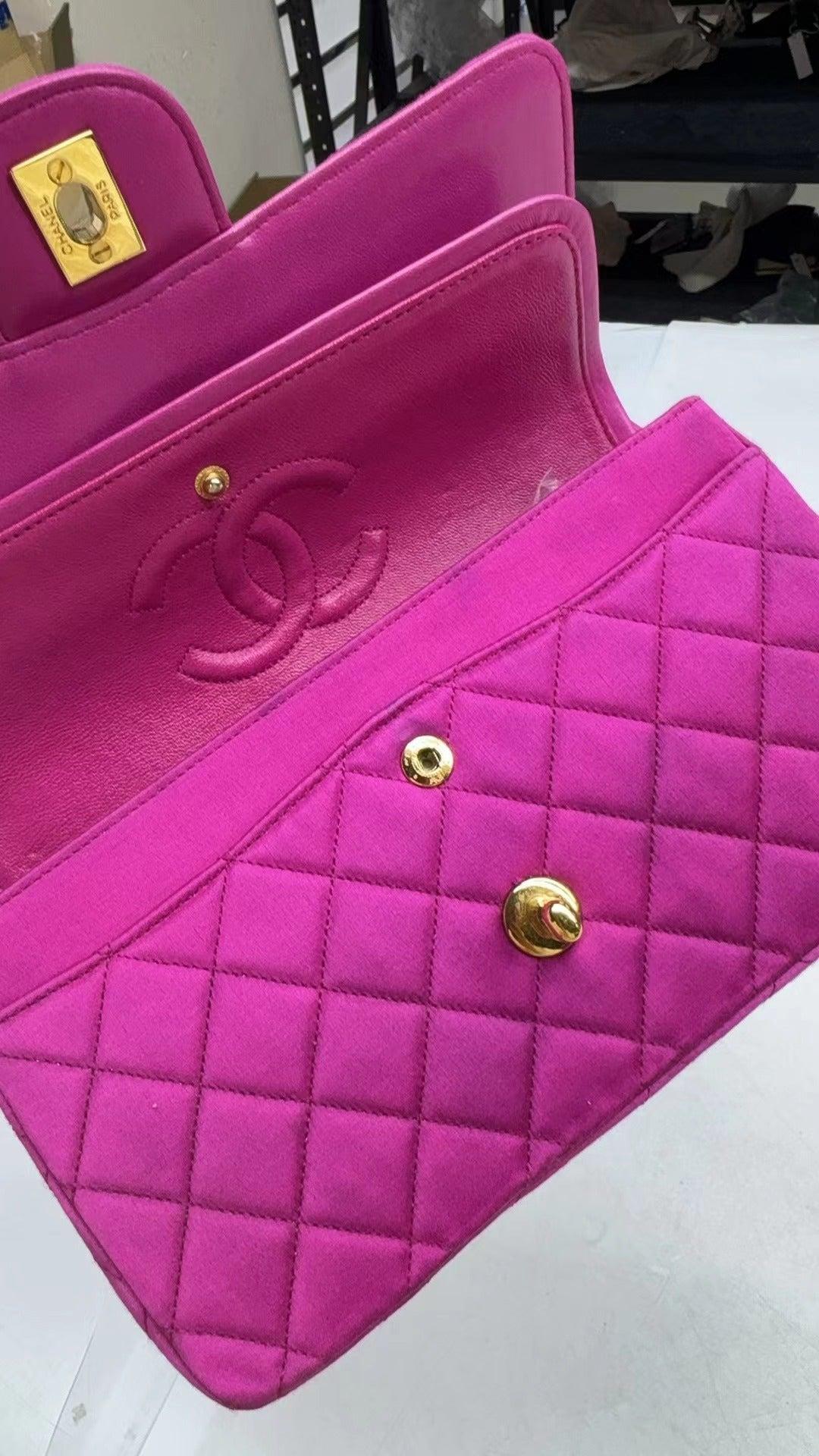 Chanel Classic Flap Satén de Seda Rosa Vintage Mediano con Herrajes Chapados en Oro de 24k 4