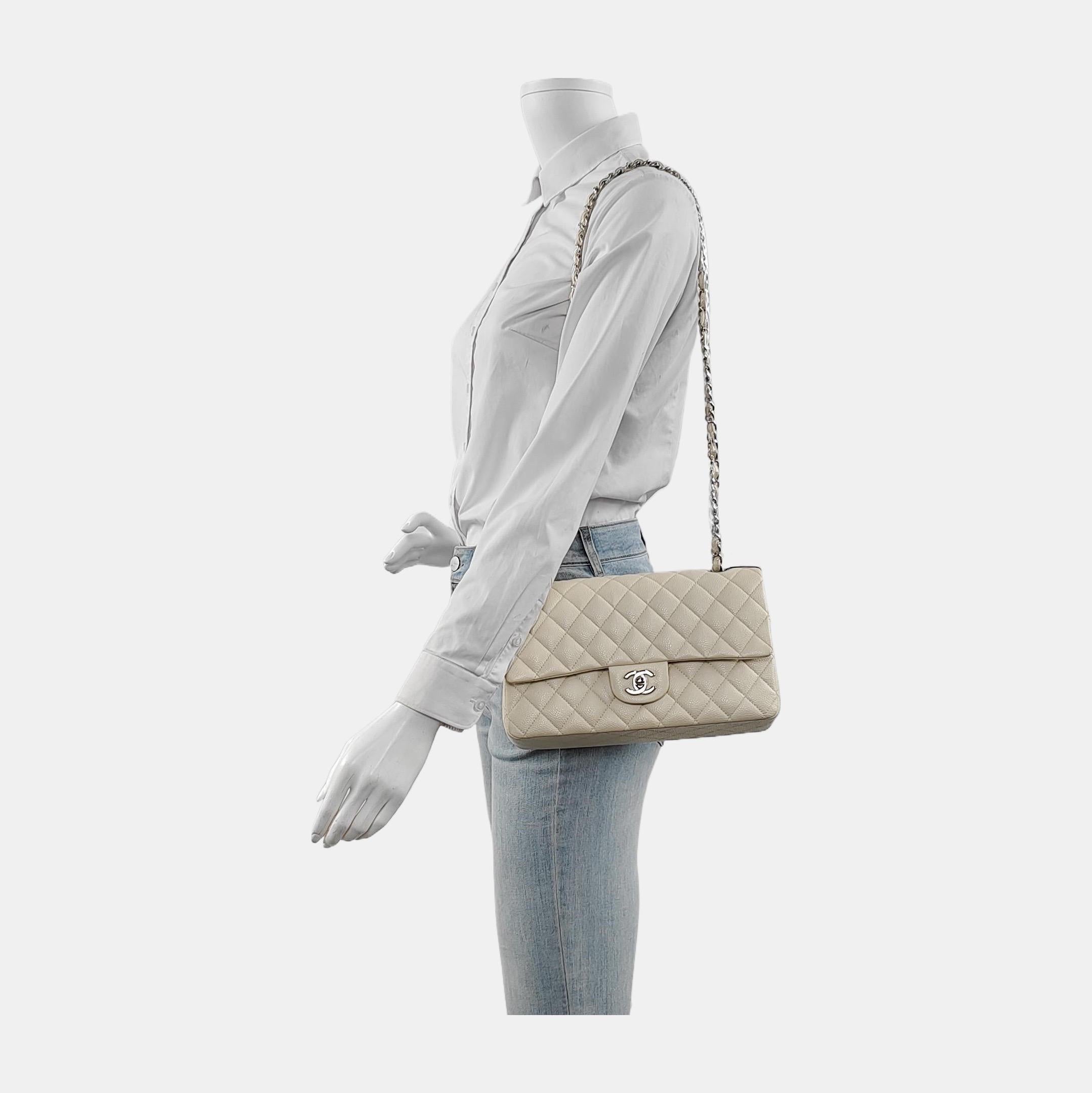 ÉTAT : EXCELLENT

Ce sac authentique de Chanel est en excellent état d'origine. Légères rayures autour de la quincaillerie, rayures à l'intérieur. 

DÉTAILS

Chanel
Indémodable/ Rabat classique
Double rabat
Chaîne en matelasse
Cuir